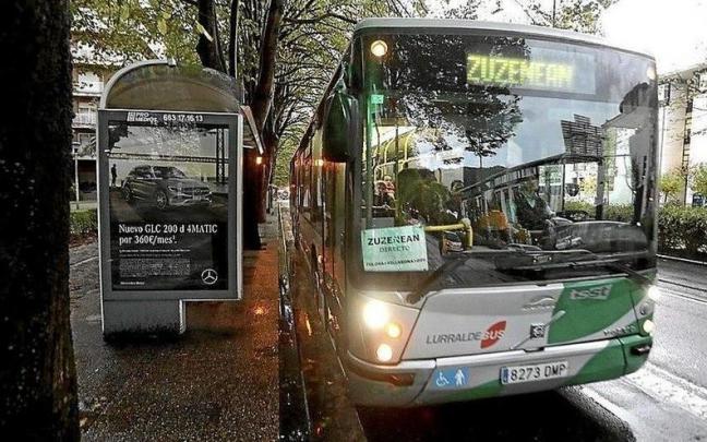 Un autobús de Lurraldebus hace una parada en el campus de la UPV/EHU de Donostia.