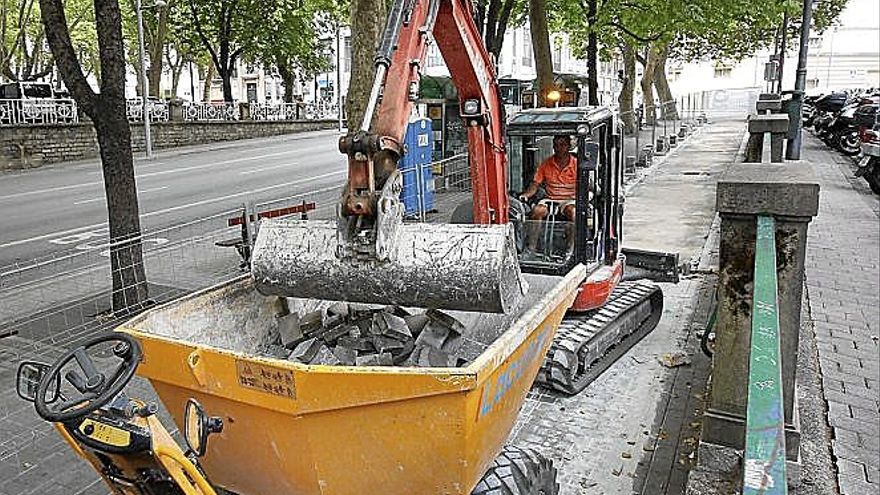 La excavadora comenzó ayer a levantar las baldosas.