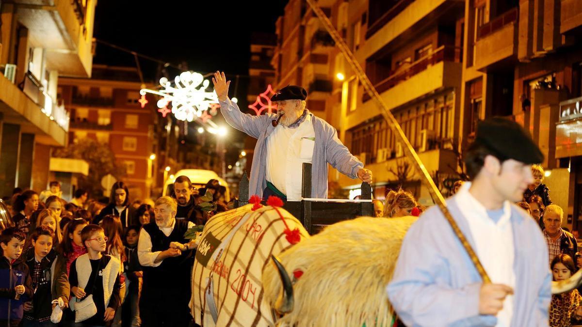 Un desfile anterior de Olentzero por las calles de Las Arenas.