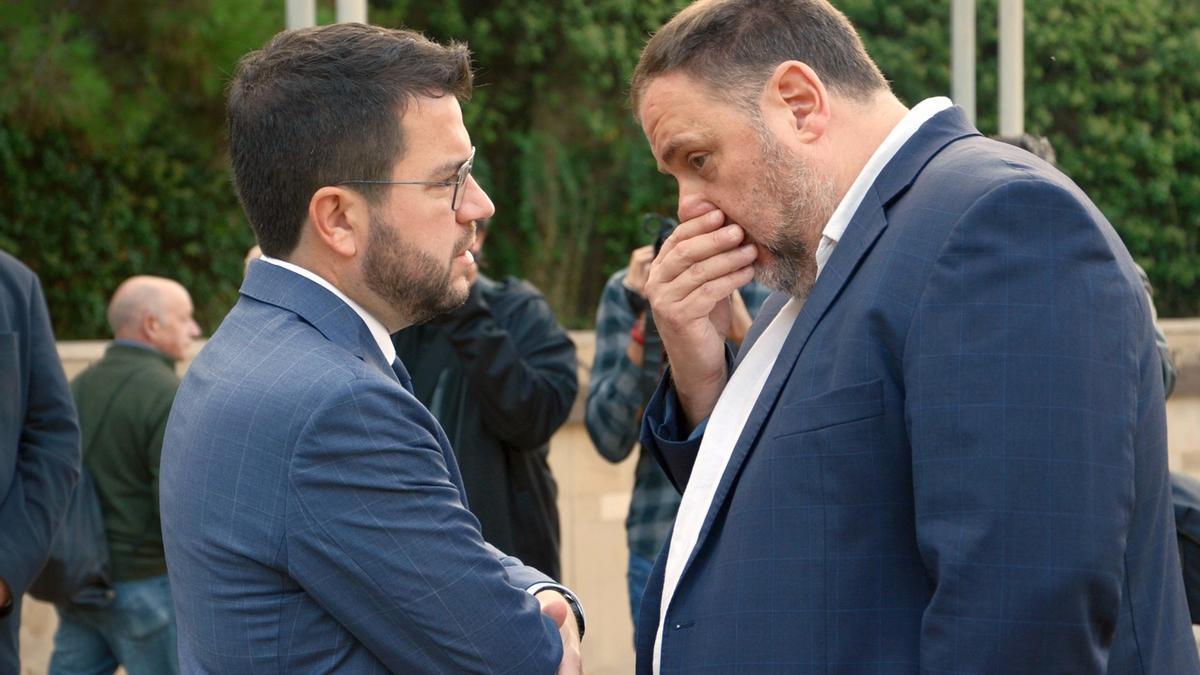 Pere Aragonès y Oriol Junqueras, intercambiando impresiones el pasado sábado en el homenaje al expresident Lluís Companys.