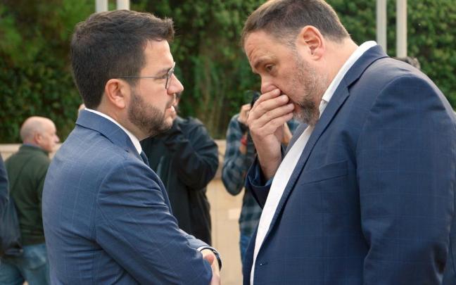 Pere Aragon&egrave;s y Oriol Junqueras, intercambiando impresiones el pasado s&aacute;bado en el homenaje al expresident Llu&iacute;s Companys.
