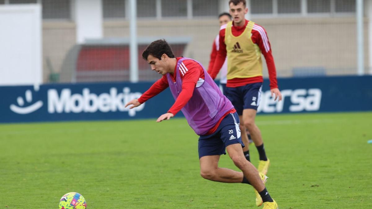 Manu Sánchez, con Aimar al fondo, en el entrenamiento de este lunes en Tajonar.