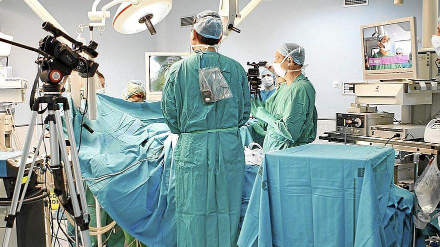 Un equipo de cirujanos, durante una operación.