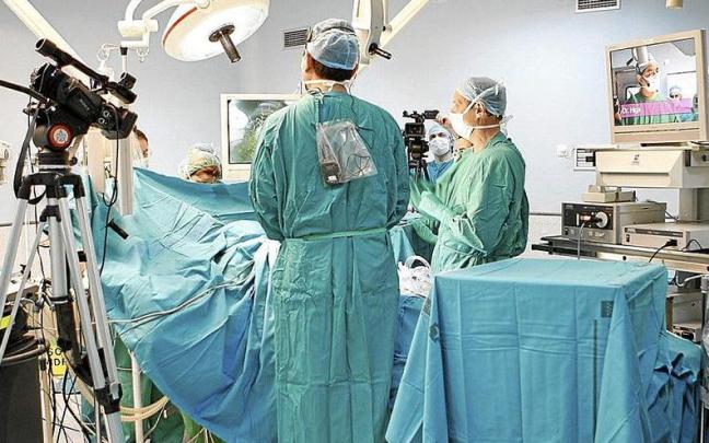 Un equipo de cirujanos, durante una operaci&oacute;n.