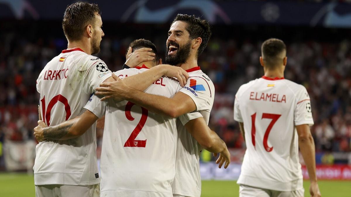 Gonzalo Montiel celebra su gol con Isco y Rakitic.