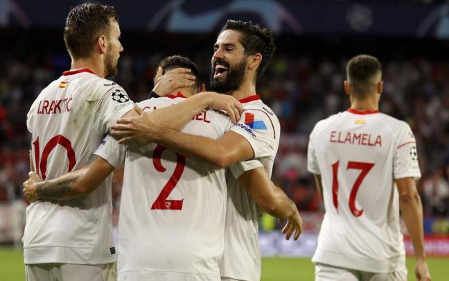 Gonzalo Montiel celebra su gol con Isco y Rakitic. Gonzalo Montiel celebra su gol con Isco y Rakitic.