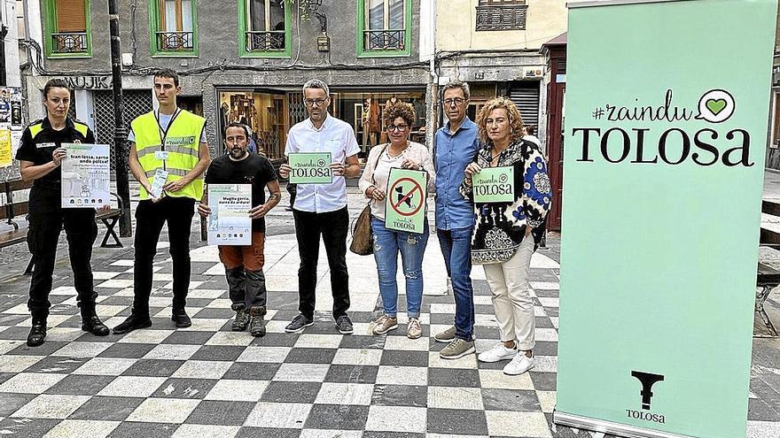 Presentación de la campaña en la que participaron la policía municipal y representantes del comercio.