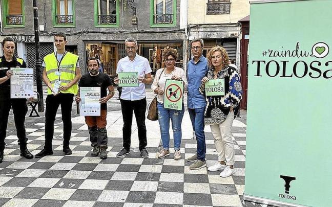 Presentación de la campaña en la que participaron la policía municipal y representantes del comercio.