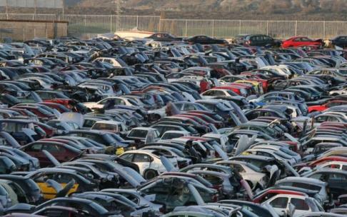 Coches almacenados en un desguace.