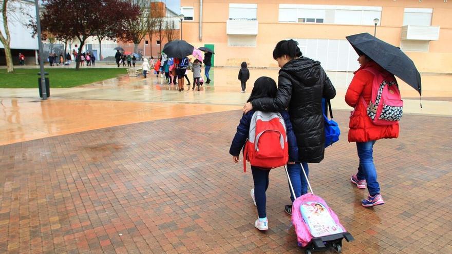 Escolares acceden a un colegio.