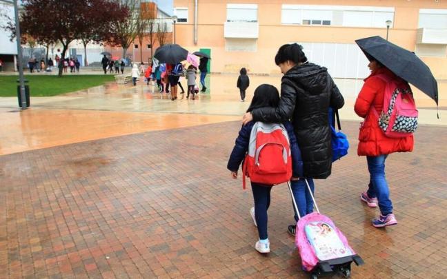Escolares acceden a un colegio. Escolares acceden a un colegio.