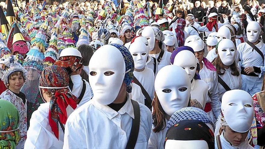 El Carnaval vasco protagonizado por la Ikastola Elgoibar abarrotó la plaza Kalegoen.