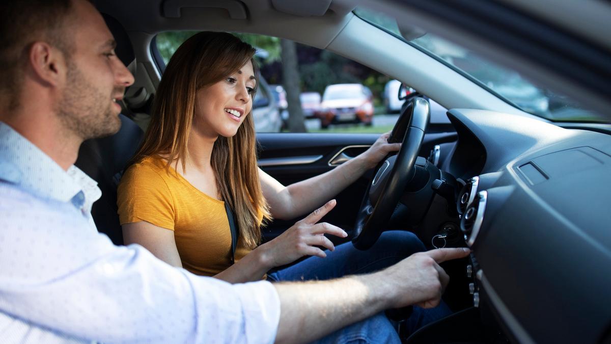 Un conductora y su copiloto, en el interior de un coche.