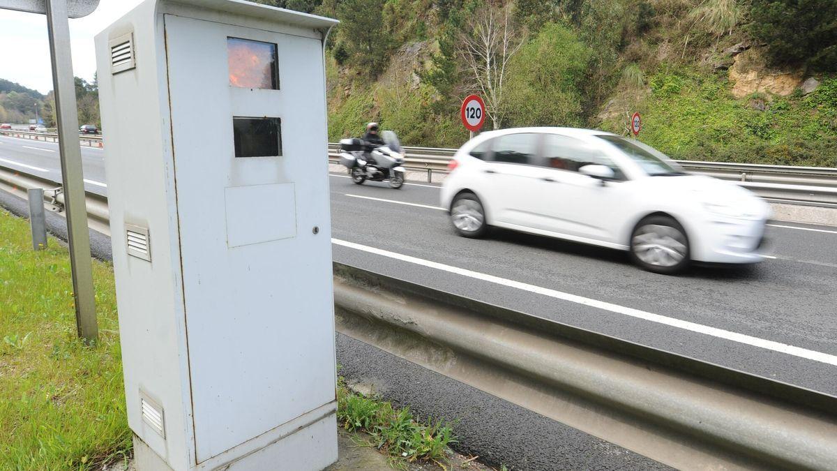 Imagen de un radar en la carretera.