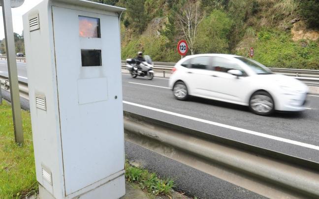Imagen de un radar en la carretera. Imagen de un radar en la carretera.