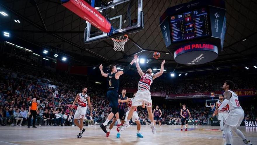 Vesely tapona a Costello durante el duelo contra el Barça en el Palau