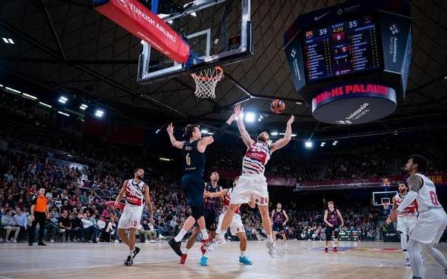 Vesely tapona a Costello durante el duelo contra el Bar&ccedil;a en el Palau