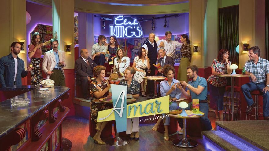 Foto de familia del actual elenco de ‘Amar es para siempre’ en uno de los escenarios de la serie, el bar King’s.