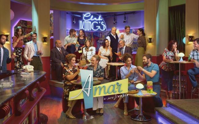 Foto de familia del actual elenco de ‘Amar es para siempre’ en uno de los escenarios de la serie, el bar King’s.