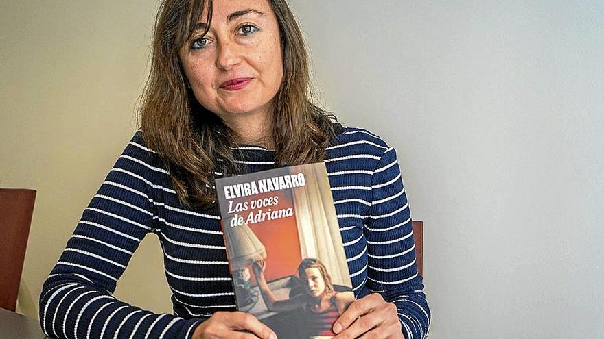 La autora junto a un ejemplar de su nuevo libro. | FOTO: EFE