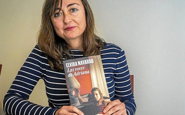 La autora junto a un ejemplar de su nuevo libro. | FOTO: EFE La autora junto a un ejemplar de su nuevo libro. | FOTO: EFE