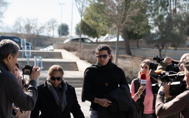 La abogada de Dani Alves Miraida Puentes Wilson y su amigo Bruno, a su llegada al centro penitenciario Brians 2.