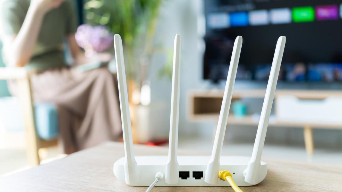Las antenas del router deben permanecer lo más verticales posible para poder envíar la señal de forma homogénea a toda la vivienda.
