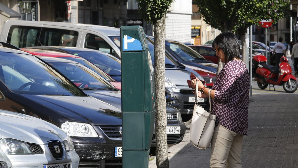 Mujer echando dinero para la zona azul