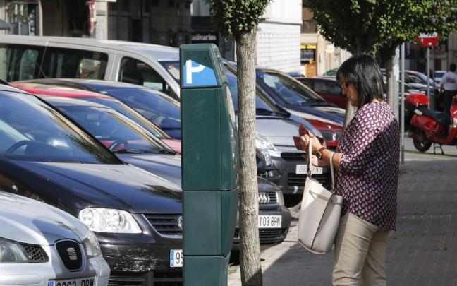 Mujer echando dinero para la zona azul