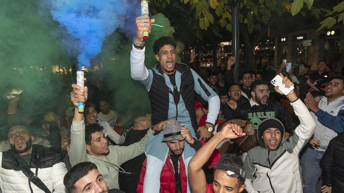 Marroquíes celebran en la Plaza del Castillo el triunfo de su selección