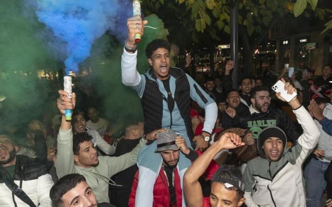 Marroquíes celebran en la Plaza del Castillo el triunfo de su selección Marroquíes celebran en la Plaza del Castillo el triunfo de su selección