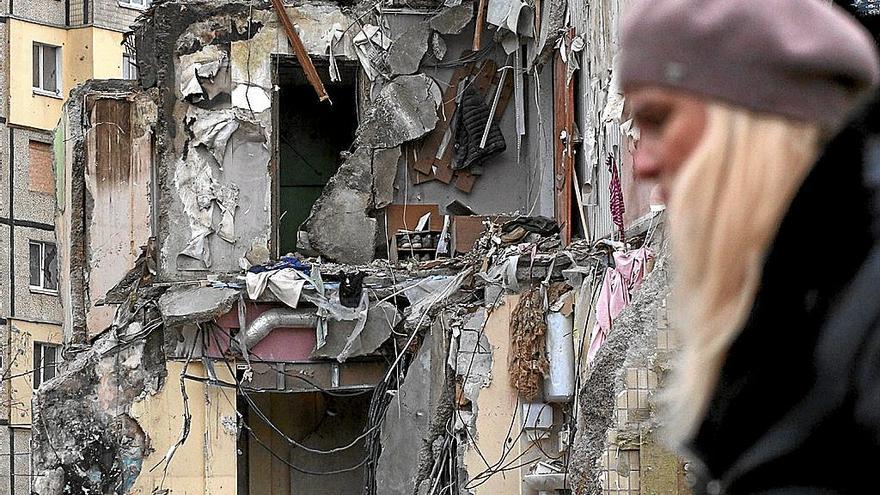 Una mujer pasa por delante de un edificio destruido en la ciudad de Dnipro tras un ataque ruso.