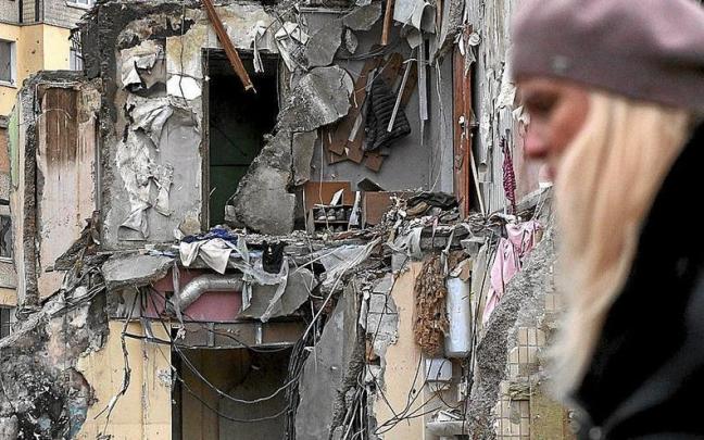 Una mujer pasa por delante de un edificio destruido en la ciudad de Dnipro tras un ataque ruso. Una mujer pasa por delante de un edificio destruido en la ciudad de Dnipro tras un ataque ruso.
