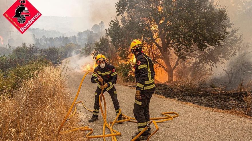 Bomberos del Consorcio de Alicante el lunes en la extinción del fuego.