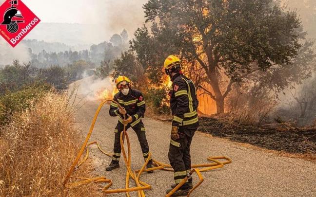 Bomberos del Consorcio de Alicante el lunes en la extinción del fuego. Bomberos del Consorcio de Alicante el lunes en la extinción del fuego.