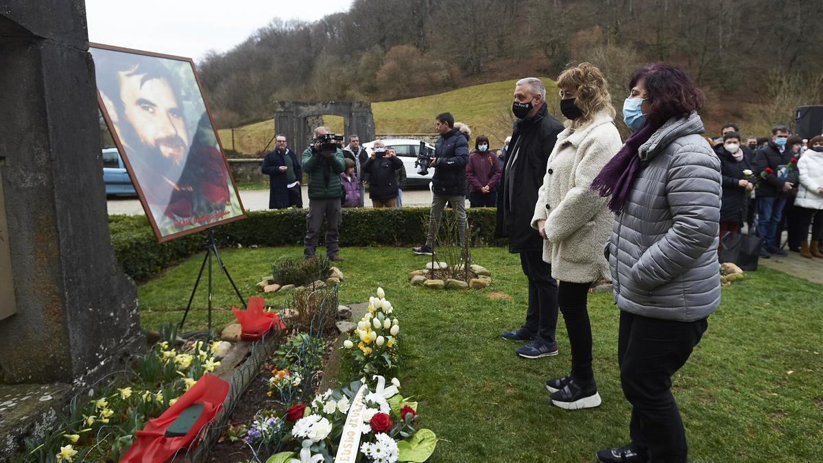 Homenaje a Mikel Zabalza, arrestado y asesinado a causa de las torturas de la Guardia Civil, como víctima ya reconocida por las instituciones.