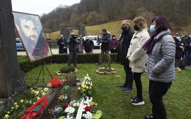 Homenaje a Mikel Zabalza, arrestado y asesinado a causa de las torturas de la Guardia Civil, como víctima ya reconocida por las instituciones. Homenaje a Mikel Zabalza, arrestado y asesinado a causa de las torturas de la Guardia Civil, como víctima ya reconocida por las instituciones.