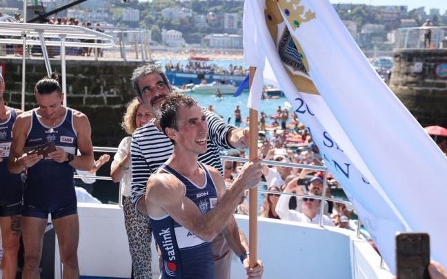 Gorka Aranberri, patr&oacute;n de Urdaibai, ondea la Bandera de La Concha