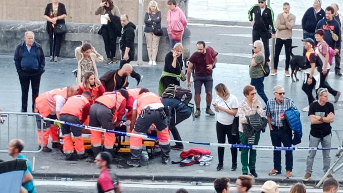 Personal sanitario atiende a uno de los participantes en la Behobia-San Sebastián.