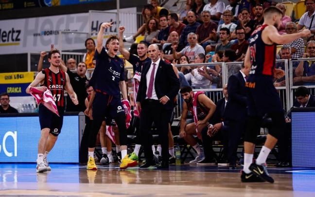 Kurucs y Raieste celebran uno de los nueve triples anotados por Howard en Gran Canaria Kurucs y Raieste celebran uno de los nueve triples anotados por Howard en Gran Canaria