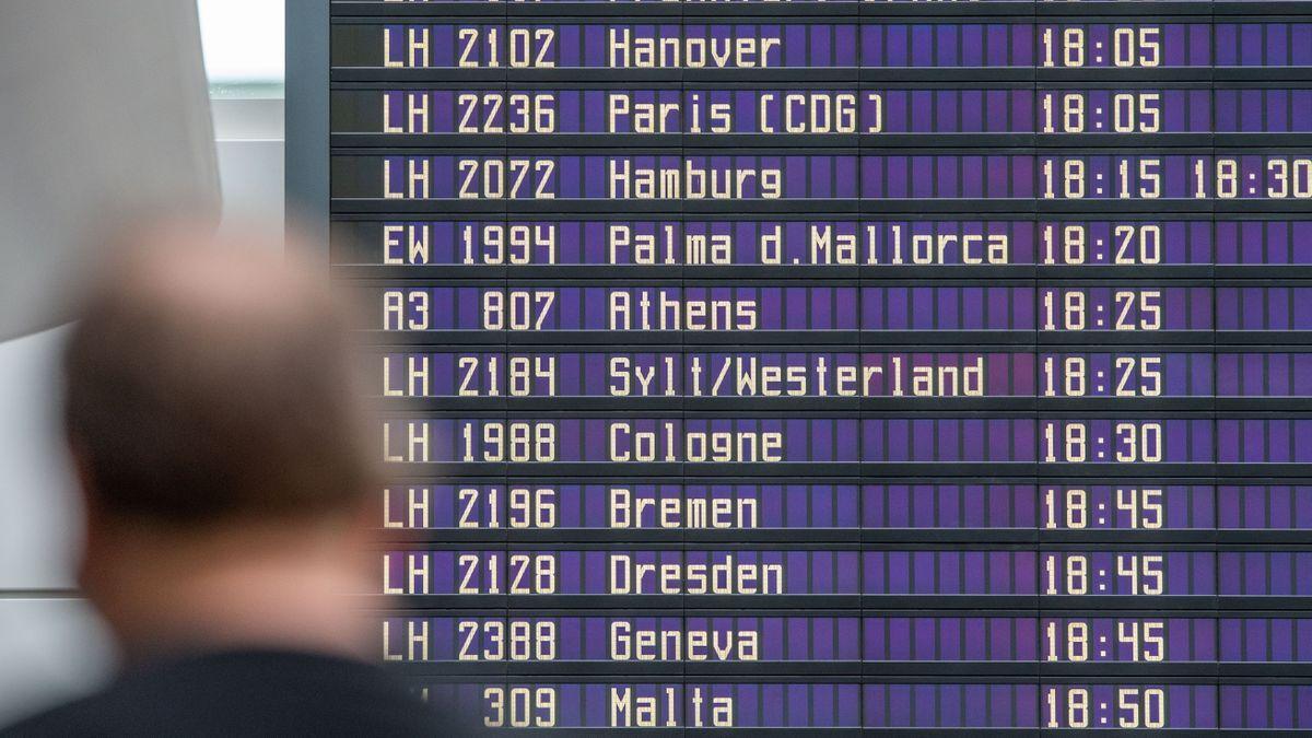 Un hombre consulta el panel donde figuran los vuelos previstos en el aeropuerto Internacional de Munich.