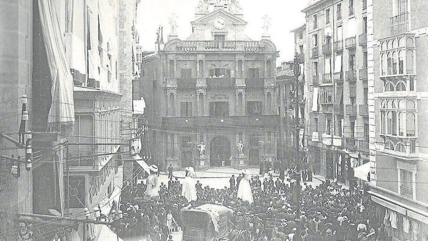 Los gigantes, pasando ante el Ayuntamiento, 1899 | FOTO: DE ARAZURI, J.J. “HISTORIA DE LOS SANFERMINES”.