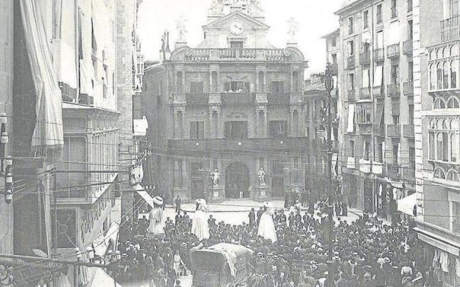 Los gigantes, pasando ante el Ayuntamiento, 1899 | FOTO: DE ARAZURI, J.J. “HISTORIA DE LOS SANFERMINES”.