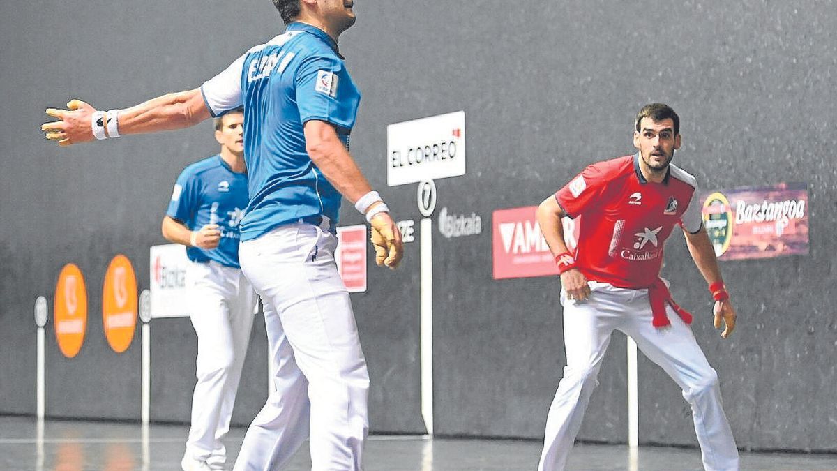 El vizcaino Danel Elezkano golpea la pelota con su mano izquierda. | FOTO: OSKAR GONZÁLEZ