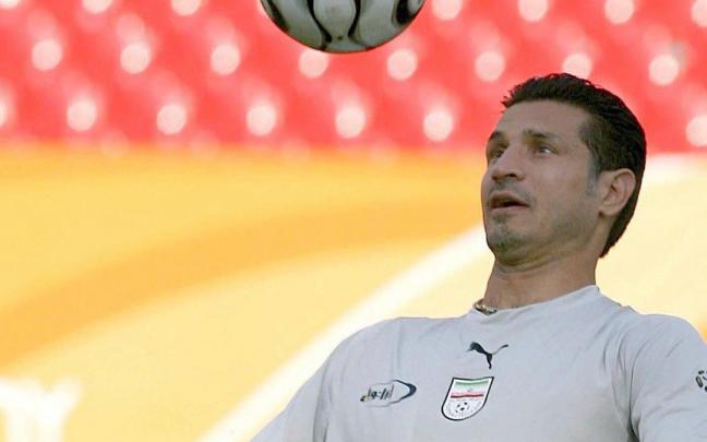 Ali Daei, durante su etapa con la selecci&oacute;n de Ir&aacute;n.