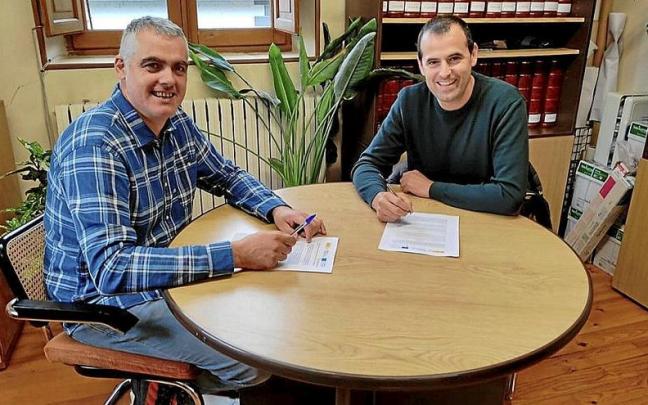 Satisfacci&oacute;n en la firma del convenio entre Eneko Eguiguren y Rub&eacute;n Go&ntilde;i
