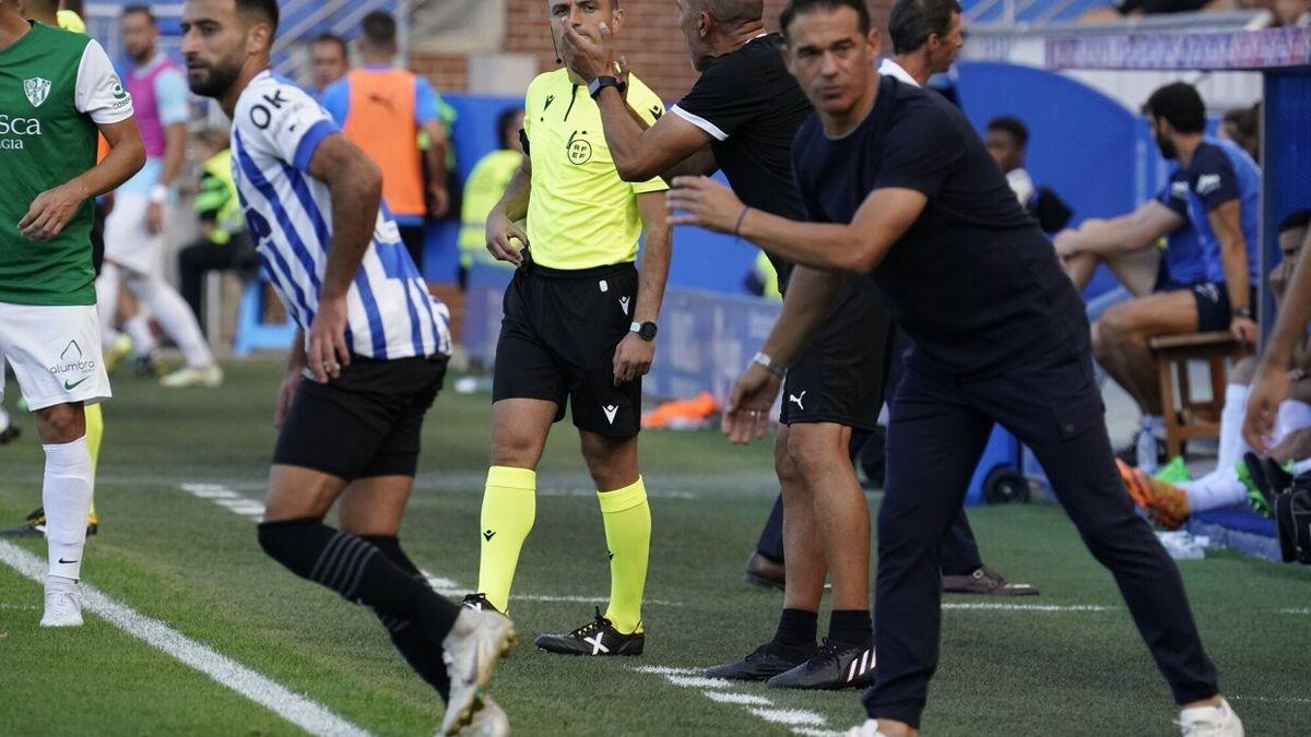 Luis García Plaza da instrucciones a sus jugadores desde la banda en el partido ante el Huesca