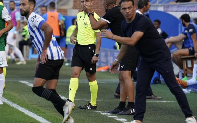 Luis García Plaza da instrucciones a sus jugadores desde la banda en el partido ante el Huesca