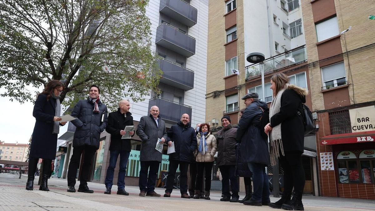 El officer del área del BEI que estudia inversiones en el sur de Europa, Dinis Rodrigues, y el consejero de Vivienda, José Mª Aierdi, en la visita a viviendas que se van a rehabilitar en Ansoáin