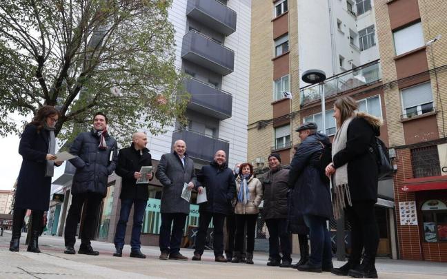 El officer del área del BEI que estudia inversiones en el sur de Europa, Dinis Rodrigues, y el consejero de Vivienda, José Mª Aierdi, en la visita a viviendas que se van a rehabilitar en Ansoáin El officer del área del BEI que estudia inversiones en el sur de Europa, Dinis Rodrigues, y el consejero de Vivienda, José Mª Aierdi, en la visita a viviendas que se van a rehabilitar en Ansoáin